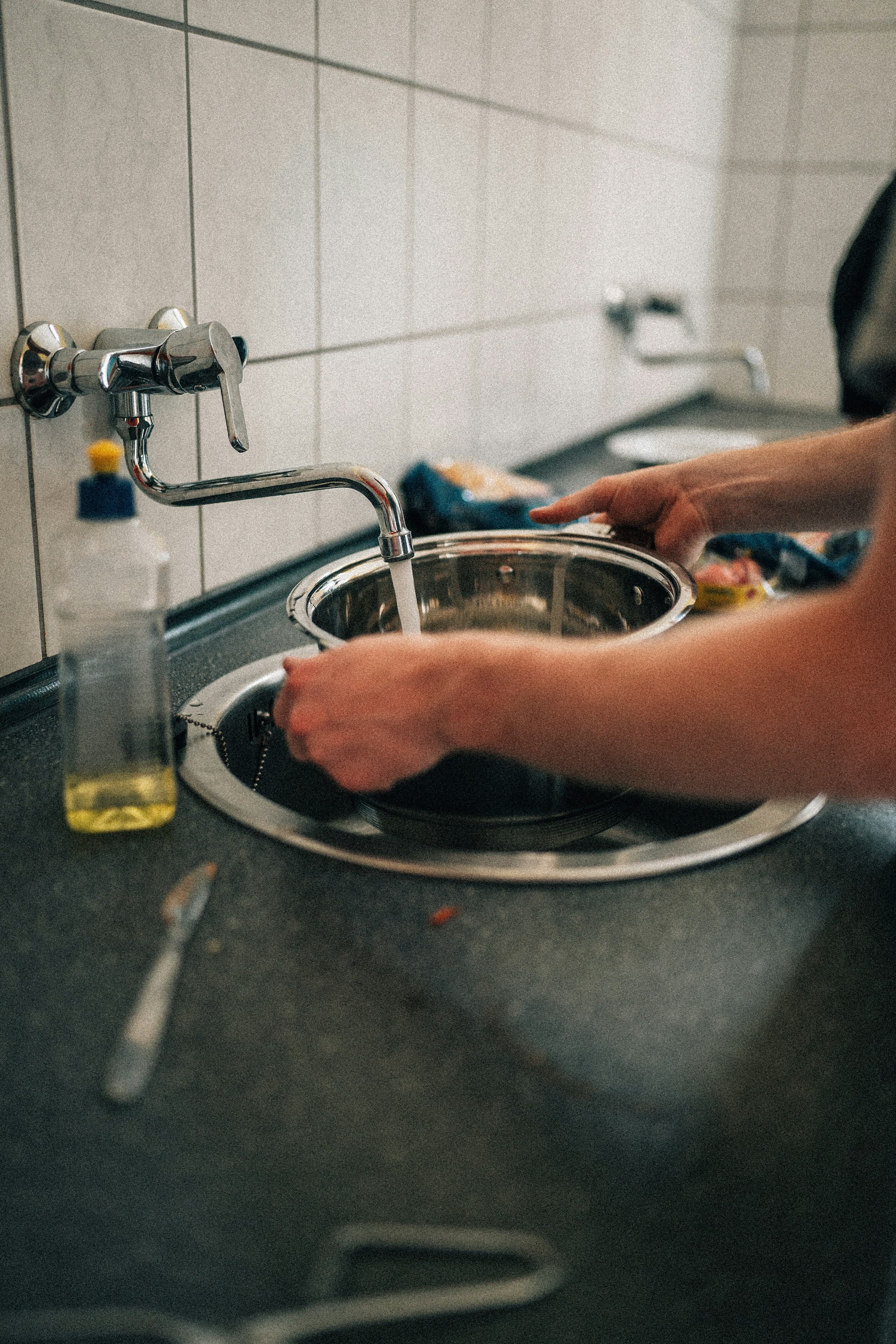 Cleaning a kitchen sink basket strainer